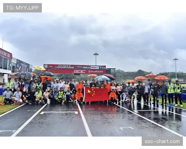 花絮:比赛日清晨,志愿者团队徒步清理夜间暴雨导致的赛道落石与断枝